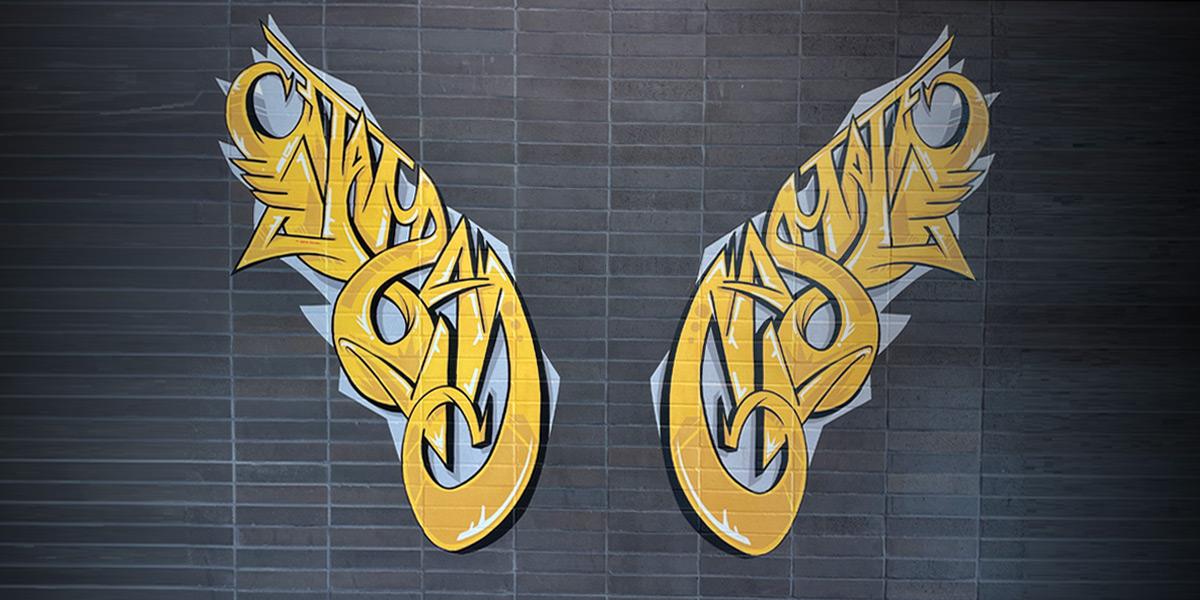 足彩外围网站学生服务大楼内黑色砖墙上翅膀的艺术诠释.