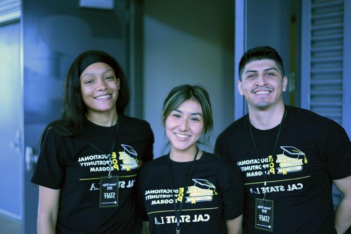 三个人微笑着穿着为教育机会计划准备的t恤.